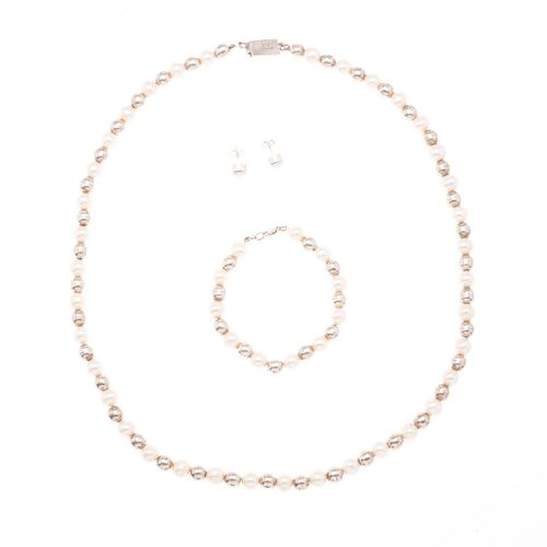 Collar, pulsera y par de broqueles con perlas en plata .925. 50 perlas cultivadas color blanco de 9 mm. Peso: 99.8 g.