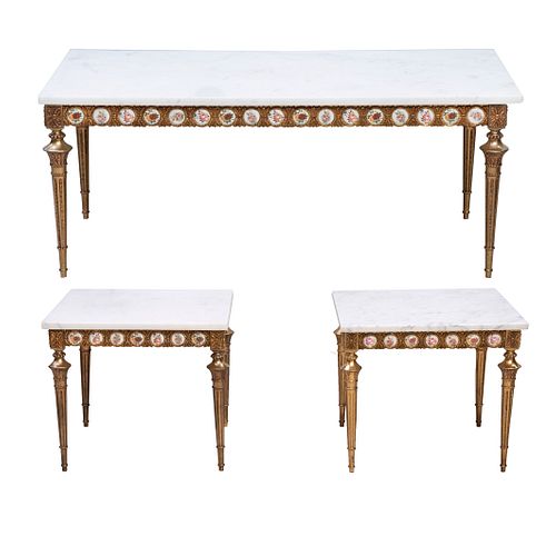 Juego de 3 mesas. SXX. Elaboradas en metal dorado con cubiertas de mármol blanco. Consta de: mesa de centro y par de mesas auxiliares.
