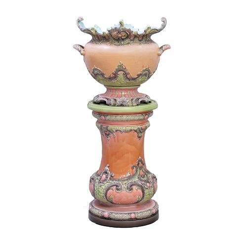 Macetero con pedestal. Origen europeo. Siglo XX. Elaborado en cerámica policromada. Decorado con elementos florales y vegeta...