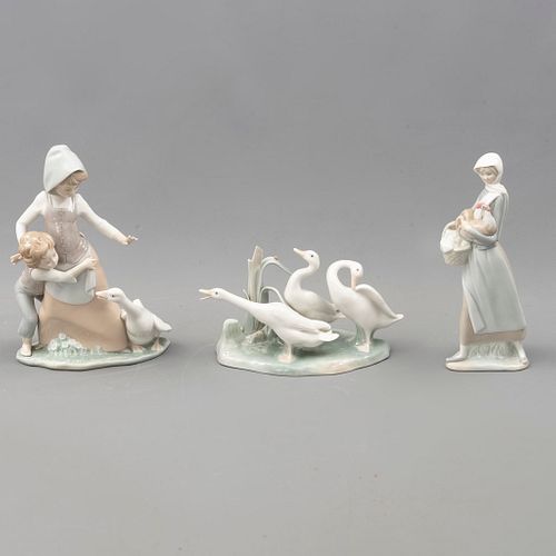 Lote de 3 figuras decorativas. España, SXX. Elaboradas en porcelana Lladró, acabado brillante Consta de: patos, recolectora y niños