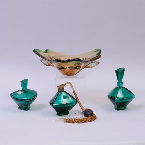Lote de artículos de mesa Italia, siglo XX Elaborados en cristal. Estilo Art Decó Diseños orgánicos Consta de 3 perfumero...