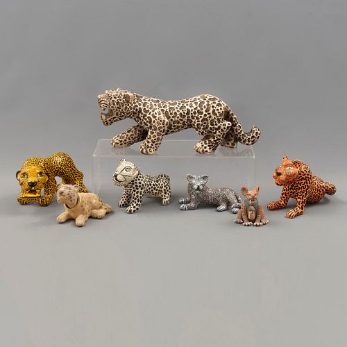 Lote de 7 jaguares México, SXX Elaborados en cerámica, terracota, barro y material sintético 40 cm de longitud.