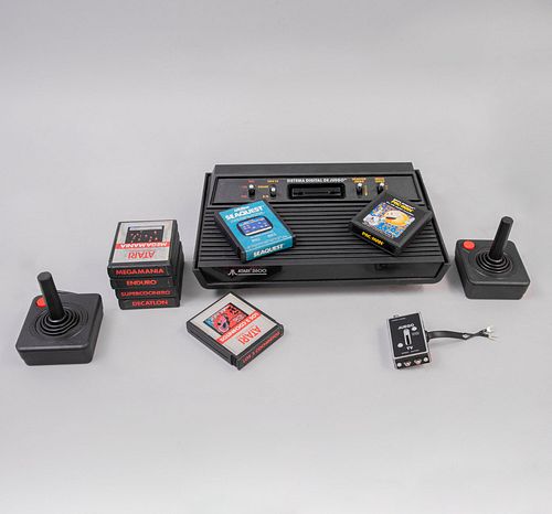 Atari 2600. 1977. Original en caja. Incluye consola, 2 Joysticks, adaptador para T.V. y 7 Juegos.