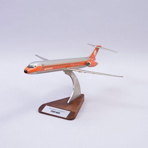 Avión a escala. EE.UU., SXXI. De la marca Pacific Miniatures. Elaborado en material sintético y madera. Con placa referida.