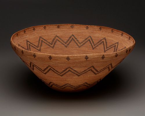 A large polychrome Mono mush bowl basket