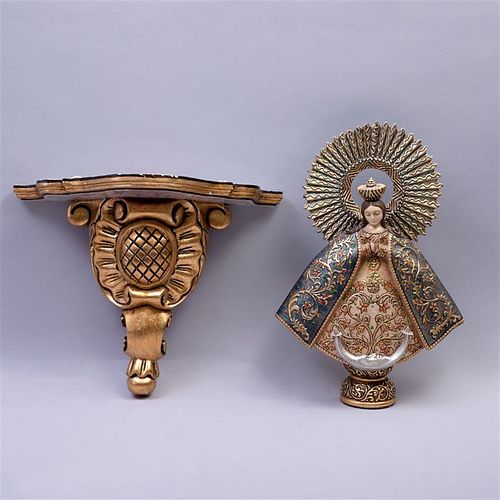 FIRMADO GALLARDO. Virgen ampona. México, SXX. Talla en madera, dorada y policromada. Con peana.