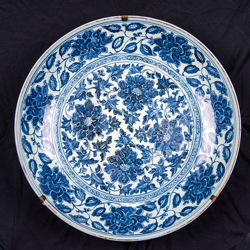 A LARGE BLUE AND WHITE 'LOTUS' DISH, MING DYNASTY