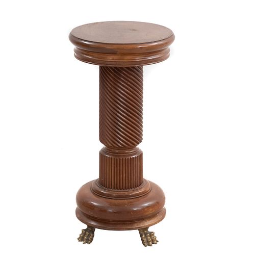 Columna pedestal. SXX. Elaborada en madera y bronce. Cubierta circular, fuste torneado y soportes tipo garra.