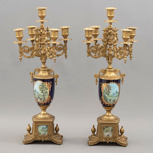 Par de candelabros. Italia, SXX. Elaborados en metal dorado y cerámica tipo Sèvres. Para 5 luces. Decorados con motivos orgánicos.