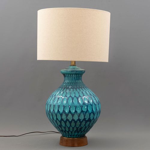 Lámpara de mesa. SXX. Elaborada en cerámica vidriada color azul. Electrificada para una luz. Con pantalla de tela color beige.