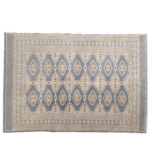 Tapete. Origen oriental, SXX. Estilo Bokhara. Elaborado en fibras de lana y algodón. Decorado con elementos geométricos.