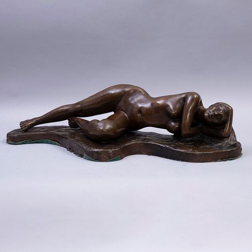ANÓNIMO. Desnudo femenino. Escultura en bronce patinado. 80 cm longitud.