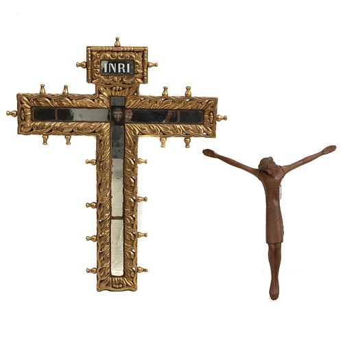 Cristo y cruz. México, SXX. Elaborados en madera tallada y dorada. Con emplacados de espejo. Cruz con Sagrado Rostro.