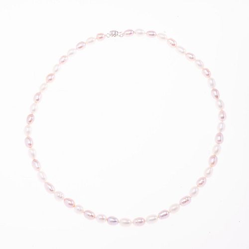 Collar de perlas y broche en metal base. 49 perlas cultivadas color blanco y rosa. Peso: 51.7 g.