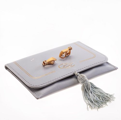 Par de aretes con perlas y diamantes en oro amarillo de 18k de la firma Carrera y Carrera. 2 perlas cultivadas color crema. 12 d...