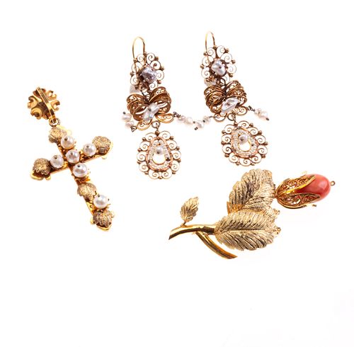Prendedor, par de aretes y cruz con perlas y coral en oro amarillo de 8k y 10k. Diseño de filigrana. Peso: 25.5 g.