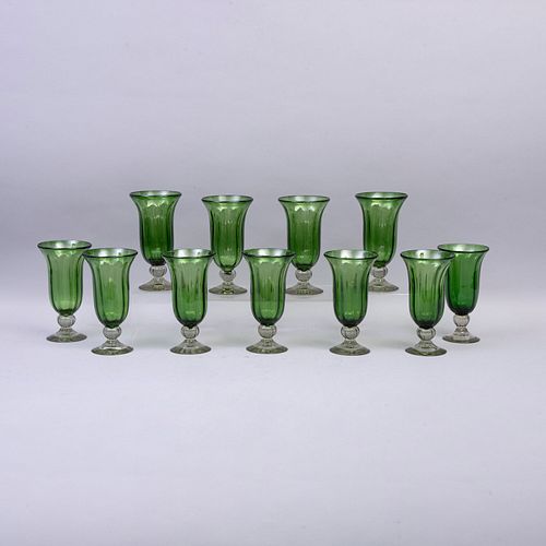 Lote de 12 copas Siglo XX Elaboradas en vidrio color verde. Decorados con elementos orgánicos. Detalles de conservación.