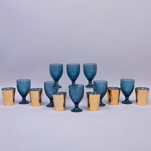 Lote de copas y vasos. Siglo XX. Elaborados en cristal. Consta de 8 copas azules y 6 vasos en cristal acabado dorado metálico. Pzas 14.