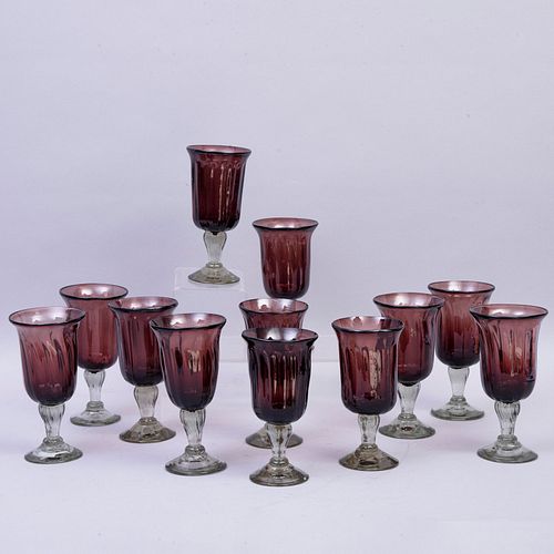 Lote de 12 copas Siglo XX Elaboradas en vidrio color uva. Decorados con elementos orgánicos. Detalles de conservación.