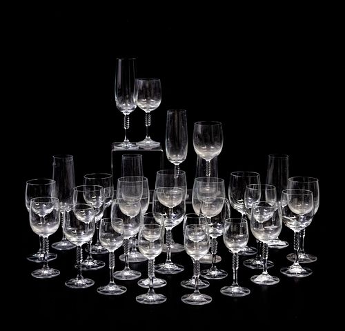 Juego de copas. Siglo XX. Elaboradas en cristal transparente. Servicio para 6 personas. Consta de: copa para champaña, vino. Pzas. 30