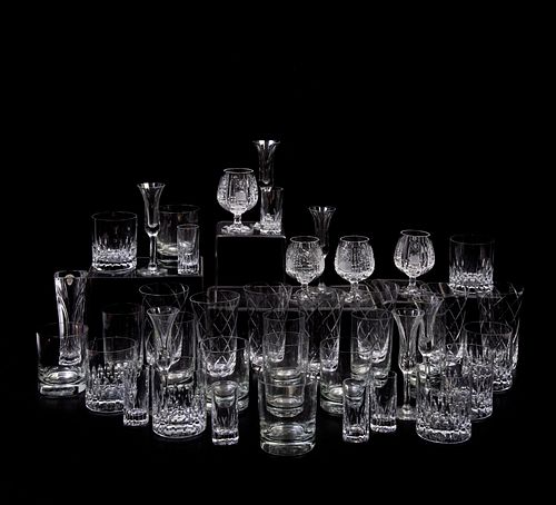 Lote de cristalería.  Siglo XX. Elaborados en cristal transparente. Diseños facetados. Consta de: 25 vasos, 6 vasos tequileros. Pzas 42