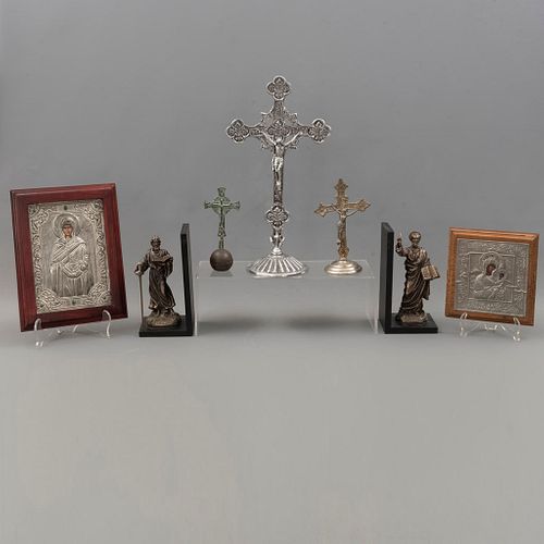 Lote de 7 artículos religiosos. SXX. Elaborados en madera, resina, pewter y metal. Consta de: 2 íconos, 3 cristos en la cruz, otros