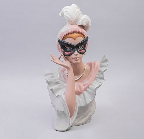 Dama con antifaz. España, SXX. Elaborado en porcelana Nadal, acabado gres. 48 cm de altura.