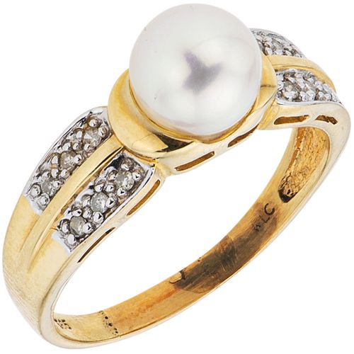 ANILLO CON PERLA CULTIVADA Y DIAMANTES EN ORO AMARILLO DE 14K con una perla color blanco y diamantes corte 8x8~0.12 ct