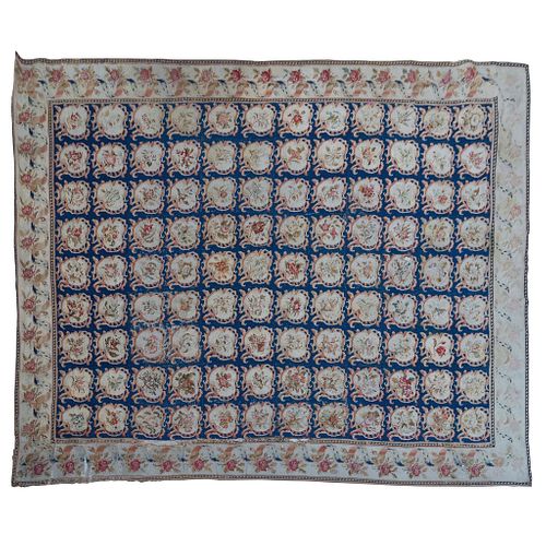 TAPETE IRÁN, SIGLO XX Elaborado en lana y algodón, tonos azul, rojo y beige. Anudado semimecanizado; motivos florales. 453 x 362 cm