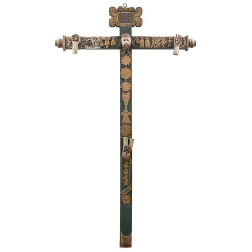 CRUZ CON LAS ARMA CHRISTI MÉXICO, SIGLO XIX Talla en madera policromada Detalles de conservación 183 x 108 cm