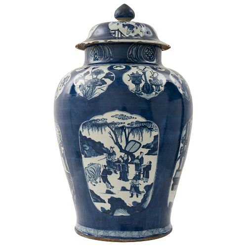 TIBOR  CHINA, FINALES SIGLO XIX Elaborado en porcelana con motivos en azul cobalto Intervenido 70 cm