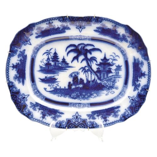 PLATÓN  PAÍSES BAJOS, CA, 1900  Elaborado en semiporcelana azul sobre blanco, marcado “P. REGOUT MAASTRICH” 35 x 44 cm