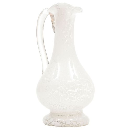 JARRA  ITALIA, SIGLO XX  Elaborada en cristal de Murano color blanco, acabado craquelado  31 cm