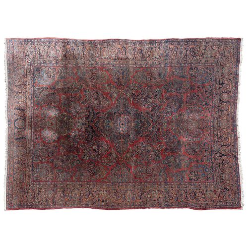 TAPETE IRÁN, SIGLO XIX Elaborado a mano en lana y algodón con tintes naturales en rojo, azul y beige 420 x 300 cm