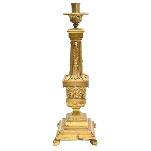 CANDELERO  SIGLO XIX  Fundición en bronce dorado, decorado con diseños a manera de acantos; cuatro soportes 61 cm