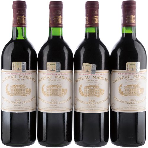 Château Margaux. Cosecha 1990. Grand Vin. Grand Cru Classé. Niveles: dos llenado alto y dos en el cuello. Piez...