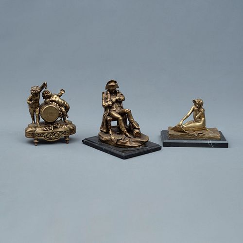 Lote de 3 figuras decorativas SXX Elaboradas en bronce 2 Con bases de mármol Consta de: par de amorcillos, Napoleón y Dama
