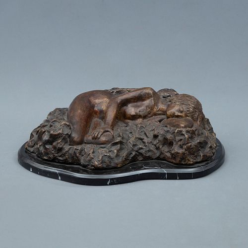 ANÓNIMO. SXX. Mujer recostada. Elaborada en bronce. Con base de mármol. 34 cm de longitud.