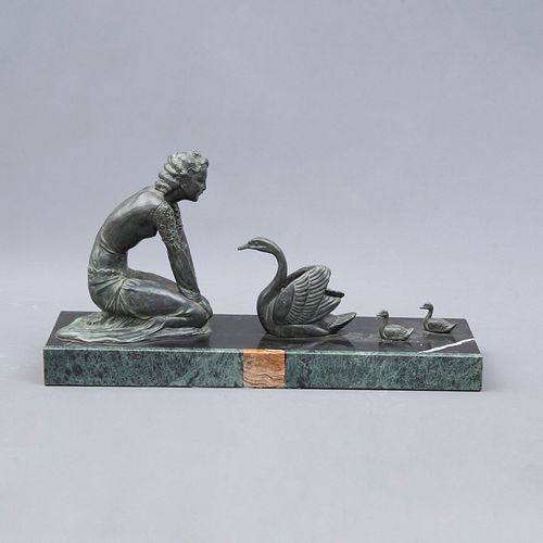 ANÓNIMO. Mujer con cisnes. SXX. Elaborada en bronce a la cera perdida. Con base de mármol. 20 cm de altura