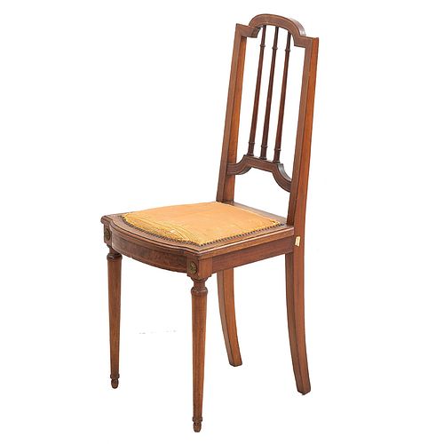 SILLA. FRANCIA, SXX. Elaborada en madera de roble. Respaldo semiabierto, asiento con tapicería de tela y fustes torneados.