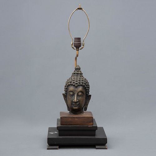 Lámpara de mesa. SXX. Elaborada en madera y metal. Con cabeza de Siddartha en bronce. Base tipo zócalo. Electrificada para una luz