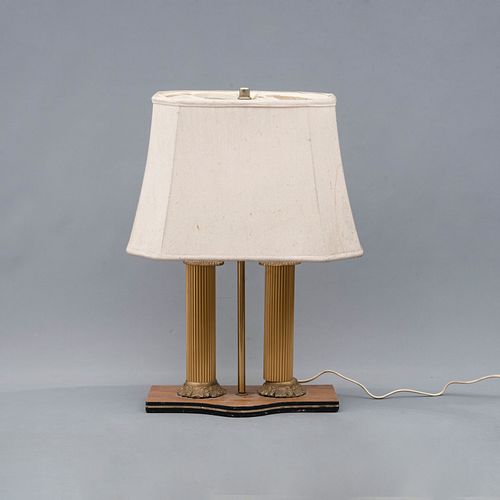 Lámpara de mesa. SXX. Elaborada en metal dorado. Con base de madera y pantalla de tela color beige. Electrificada para una una.