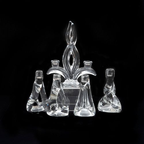 Lote de 4 candeleros y candelabro. Origen europeo, SXX. Elaborados en cristal Sèvres. Decorados con elementos facetados y orgánicos.