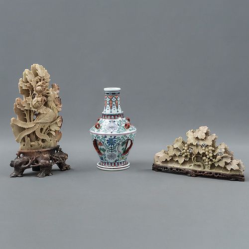 Lote de jarrón y 2 figuras decorativas. Origen oriental, SXX. Jarrón elaborado en porcelana con sistema interno giratorio.