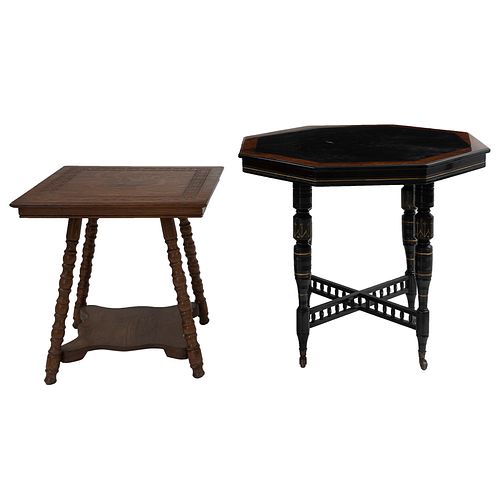 Lote de 2 mesas. SXX. Elaboradas en madera laqueada y enchapada. Decoradas con molduras. Consta de: mesa auxiliar y mesa de hall