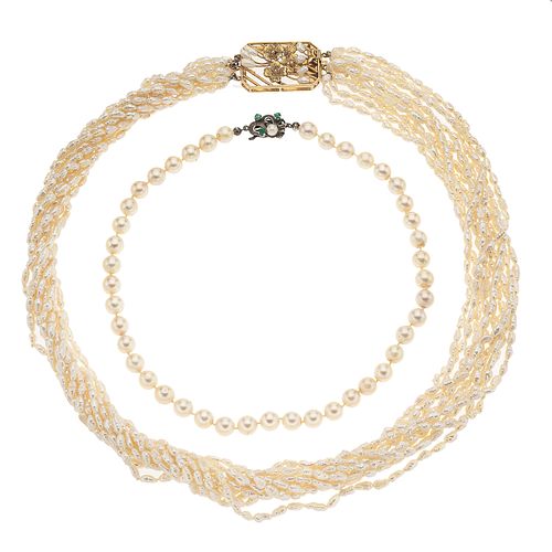 Dos collares de perlas de río y cultivadas con broches en plata y metal base dorado. Peso: 143.4 g.