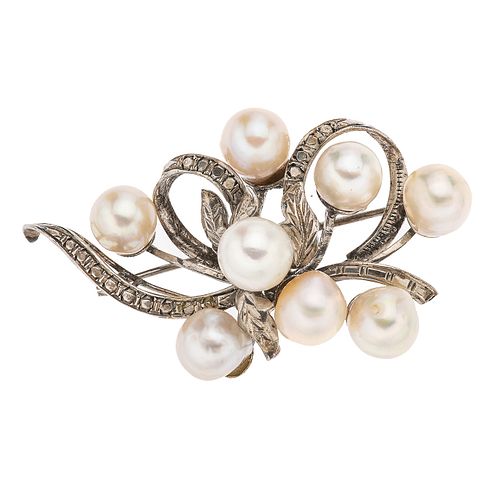 Prendedor con perlas en plata .925. 8 perlas cultivadas color blanco de 9 mm. Peso: 17.7 g.