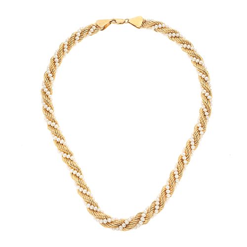 Gargantilla con perlas en oro amarillo de 18k. Diseño trenzado con perlas de 2 mm. Peso: 55.9 g.