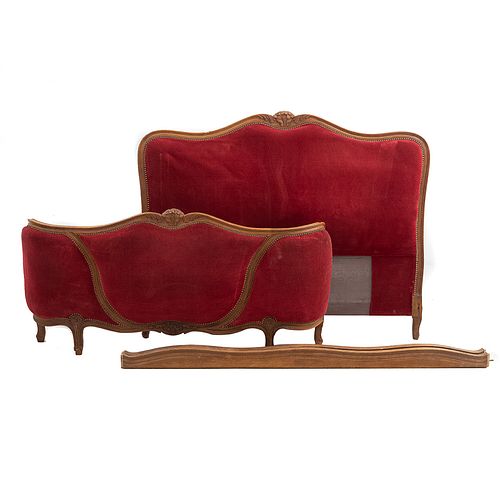 CAMA MATRIMONIAL. FRANCIA, SXX. Estilo LUIS XV. Elaborada en madera de nogal. Con tapicería de terciopelo color rojo.