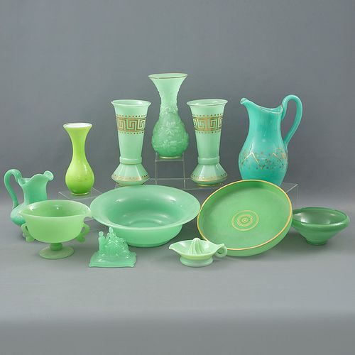 Lote de artículos decorativos y de mesa. Principios del SXX. Elaborados en vidrio y cristal opalino color verde.